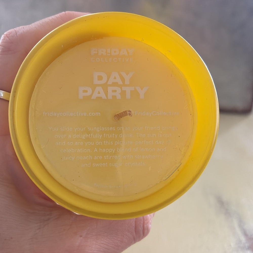 Friday Collective Single Wick Blue Candle DAY PARTY Fragrance l NEW - Picture 2 of 4